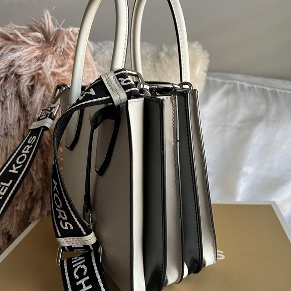 Michael Kors Mercer Pebbled Leather Messenger Bag - Picture 6 of 7